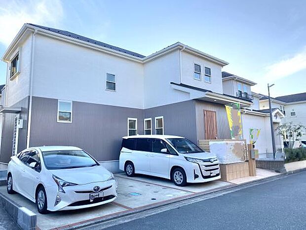 カースペース車種により3台可能なゆとりの敷地。