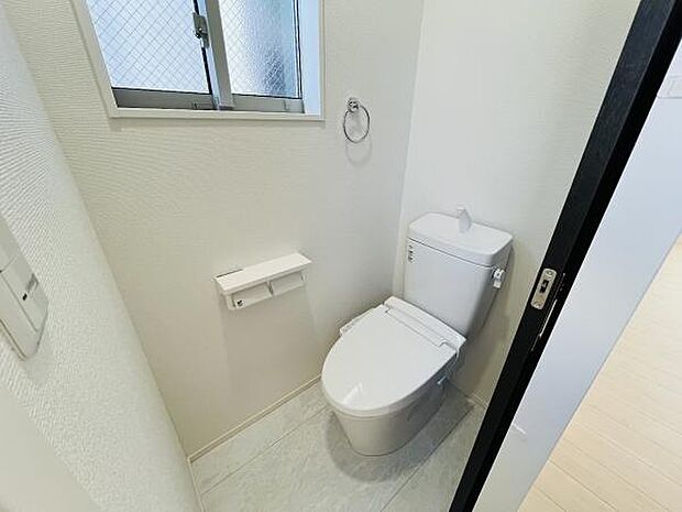 2階トイレです。快適な温水洗浄便座をお使い頂けます。