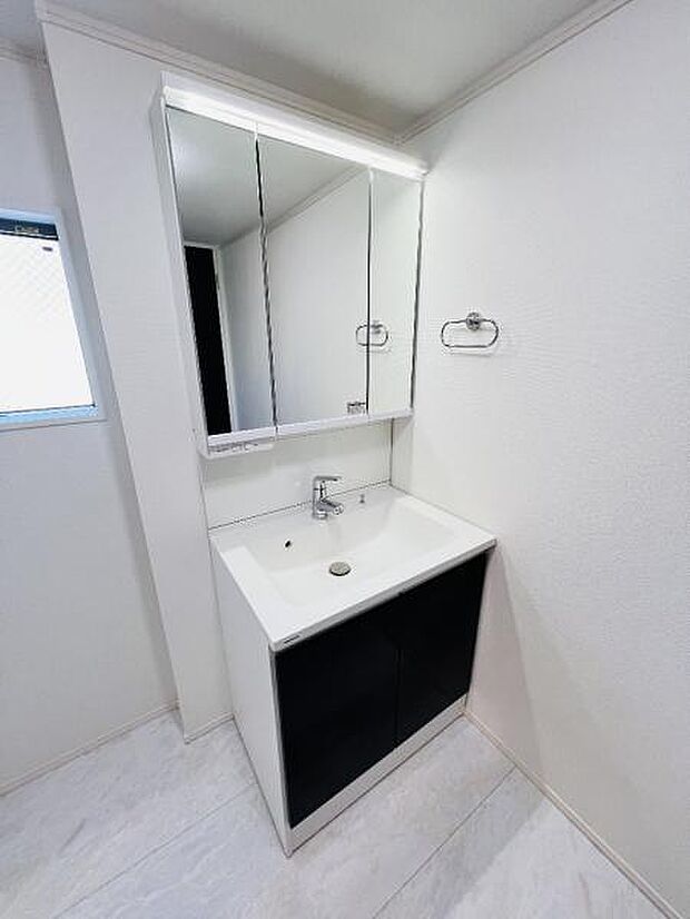 洗面台は三面鏡としてもお使い頂けます。