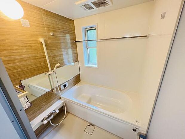 浴室に大きな鏡があり、広い空間でゆったりと入浴も嬉しいですね。