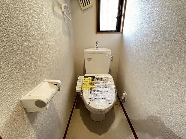 各階にトイレがあるので、朝の忙しい時間帯もご家族がスムーズに準備できますね。内装リフォームで快適なシャワートイレに交換済です。