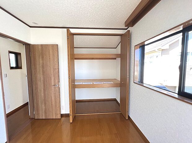 収納がございますので、お部屋がすっきり片付きますね。