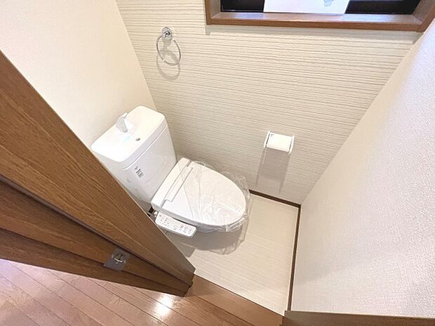 シャワー洗浄機能付のトイレは、清潔感が印象的な空間ですね。