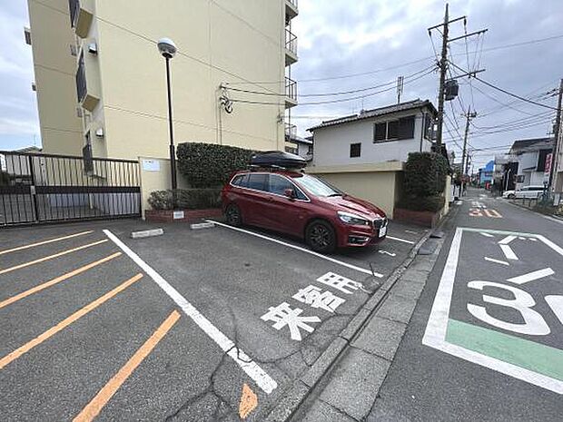 敷地内の駐車場です。