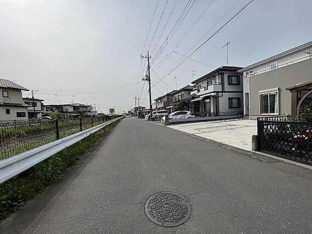 整備された道路のため、お車や自転車、ベビーカーでの移動もスムーズですね。