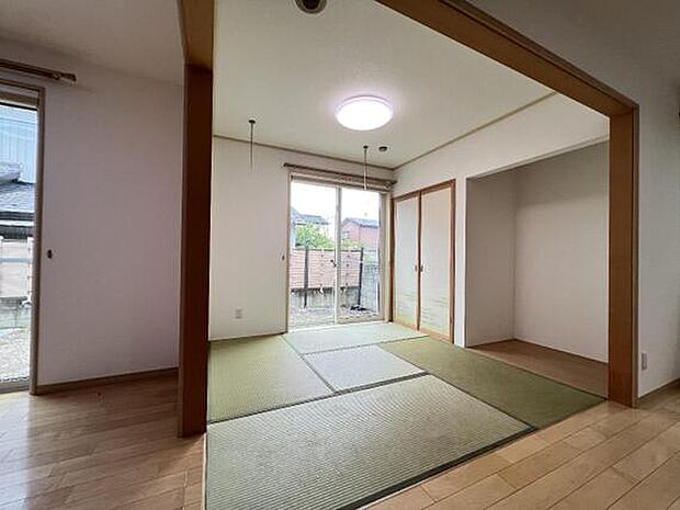 畳のお部屋は寛げる空間ですね。