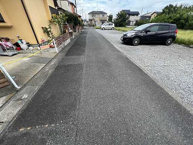 前面道路は幅約4mです。