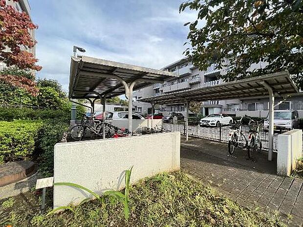 自転車置場です。屋根付きがうれしいですね。