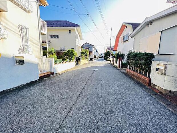 前面道路は幅員約6mと広く、開放感もあります。