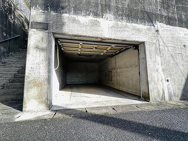 大切なお車も雨にぬれず助かりますね。