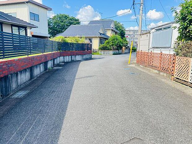 前面道路も広く開放感がございます。