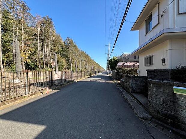 前面道路です。角地にあり開放感がございます。