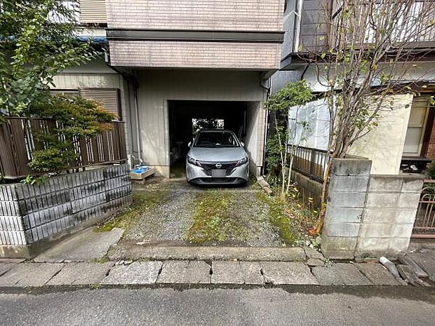 雨に濡れないビルトイン車庫付です。