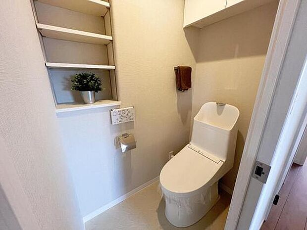 ホワイトを基調とした、清潔感が感じられるトイレ。