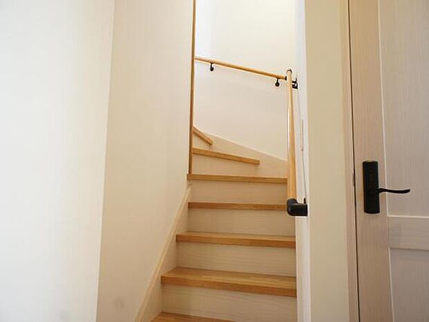 階段には手摺がついているのでスムーズに上り下りできますね。