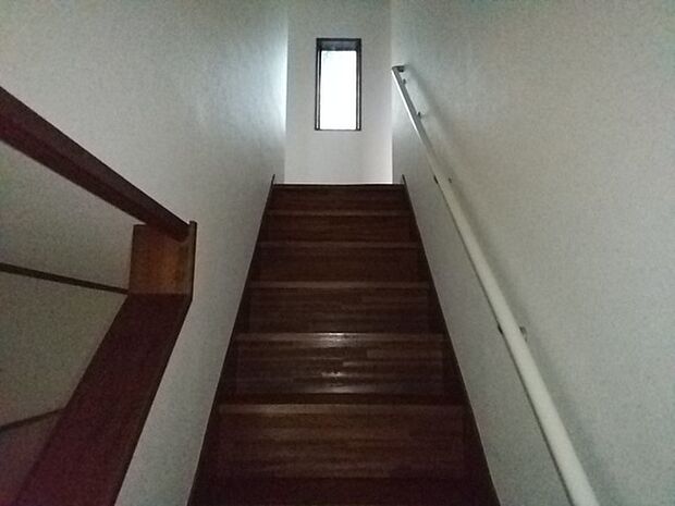 階段には手すりがあり、小さなお子様やご高齢の方にも優しい造りです。