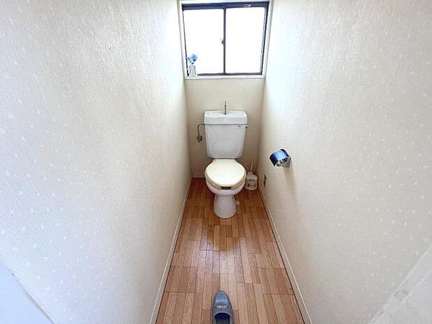 窓付きで換気に優れたトイレです。