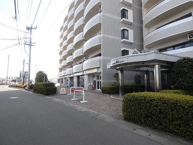 マンション前面道路には歩道がございます。