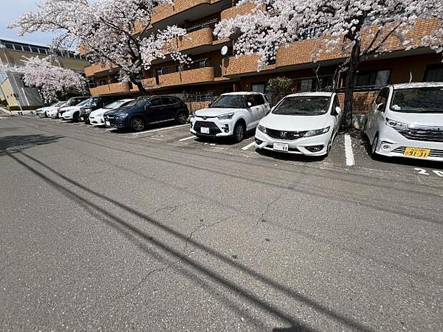 駐車場ももちろん完備しておりますのでお車所有の方にも心強いです。