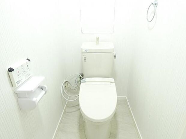 白で統一された清潔感のあるトイレです。使用後すぐに手洗いが出来る手洗いタンク採用です。