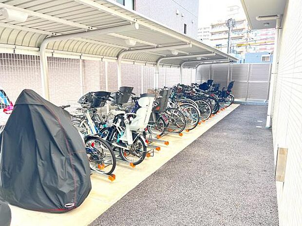 駐輪場は屋根付です。自転車も傷まず、雨の日も安心です。