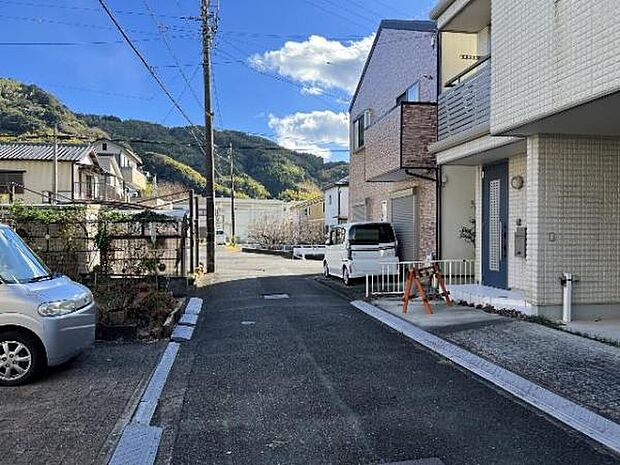 前面道路は北側、幅員約4ｍです。