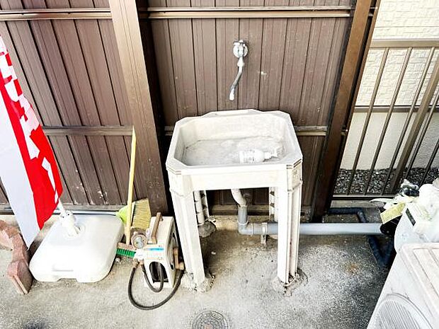 戸外の水栓です。ペットのお散歩帰りやマイカーの洗車時など便利です。