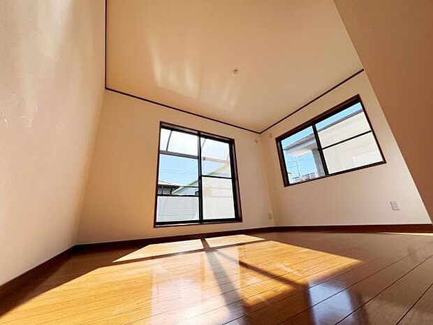 2面採光を確保した室内は、明るく風通しも良く、大変居心地の良い空間となっております。
