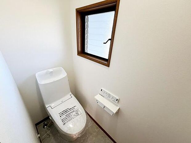 白で統一された清潔感のあるトイレです。こまめな換気が可能な小窓もございます。