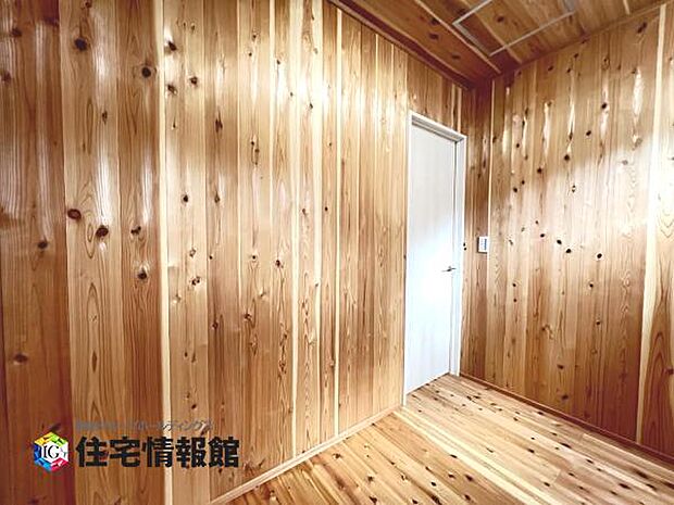 天井、壁面を床材と同じ木材でまとめた収納（納戸）です。
