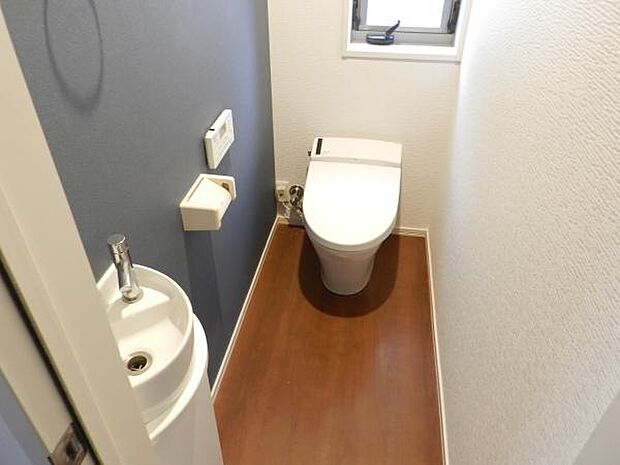 お手入れのしやすい温水洗浄機能付きのトイレ。