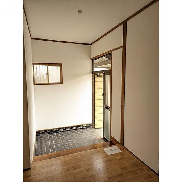 玄関ドアを開けた際に直接室内が見えにくい設計で、プライバシー面に配慮されております。