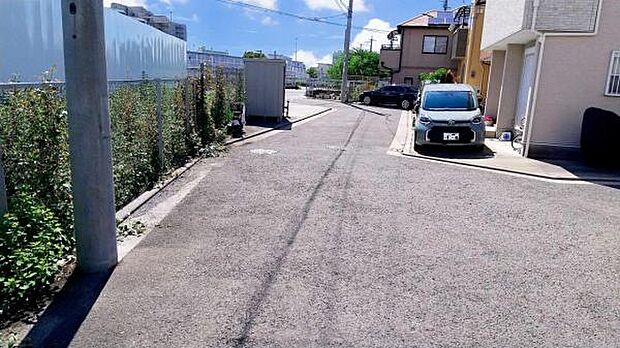 前面道路は、幅員約4mございます。