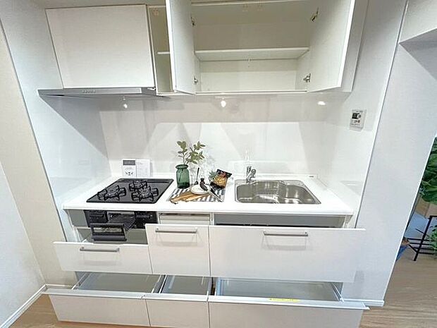 キッチンは室内空間を有効活用可能な壁付けタイプ。