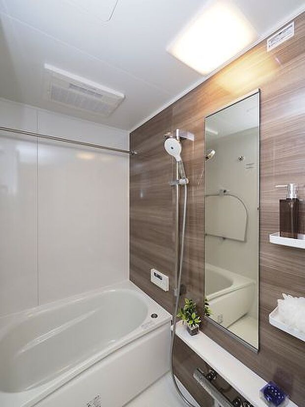 清潔感のあるホワイトをベースに、一面をダーク色系にすることで空間を引き締める効果があります。また、少し明るめのブラウン色にすることシックになりすぎず、柔らかい印象の浴室になります。