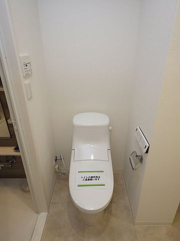 温水洗浄機能付き便座のトイレが新調されています。便座が冷え切ることなく、利用可能です。また、本体は手の洗いやすさを考えた、広くて深い手洗鉢付き、シンプルな機能のみを搭載したモデルです。