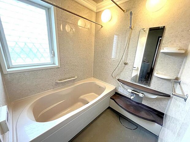 浴室は窓付きで換気も可能。足を伸ばしてリラックスできます☆