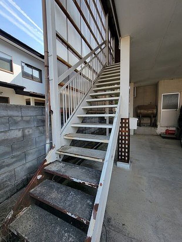 2階玄関への階段