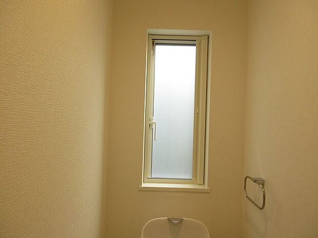 手洗いスペースが一体型のトイレ。窓から採光有り。