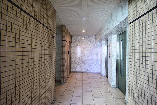 6階　エレベーターホール（大理石と目の細かいタイル貼り。各階の共用部も抜かりありません）