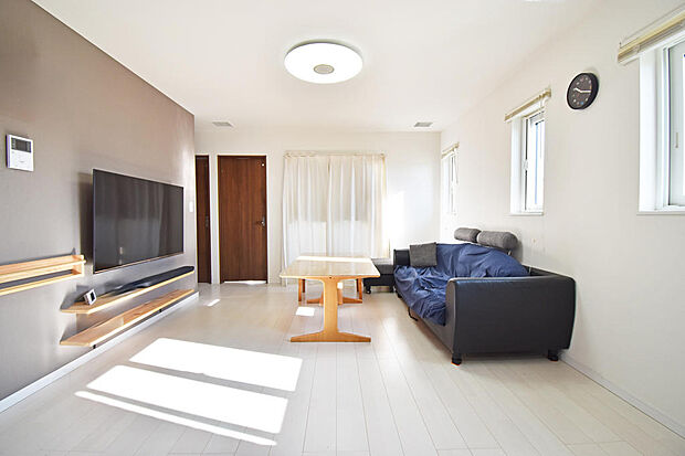 【LDK】約１８帖と３帖の畳スペースがあるリビング。窓が多く日当たりも風通しもよいお部屋です。