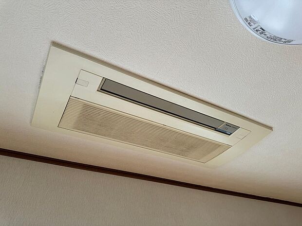 天井埋め込み型／エアコン◇埋め込み型のエアコンは設置場所を選ぶことなく嬉しい設備ですね。