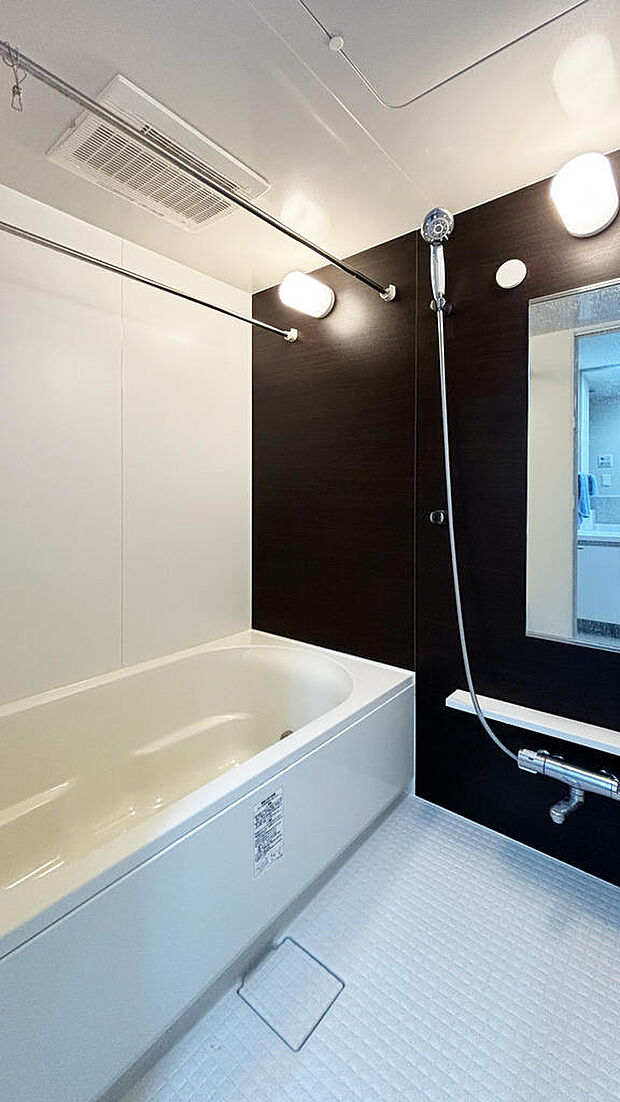 1418サイズのゆったりとしたバスルーム。浴室乾燥機付きのため洗濯物を干すことができます。