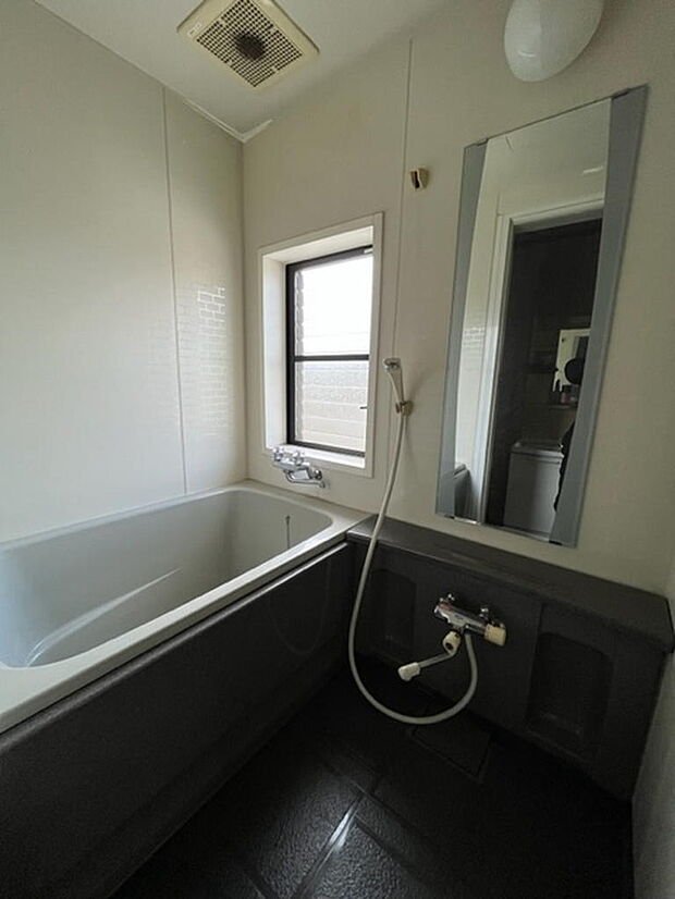 【浴室】湿気がこもりやすい浴室にも窓があります。使用後やお掃除後に自然換気が可能です。
