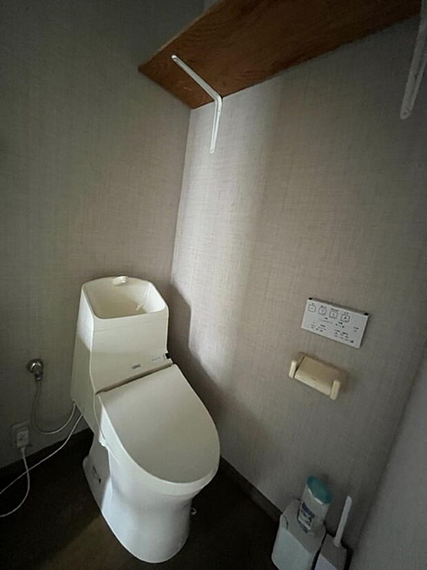 【2階トイレ】トイレは各階に配置されています。上部に棚があり、ペーパー類や洗剤などを収納できます。