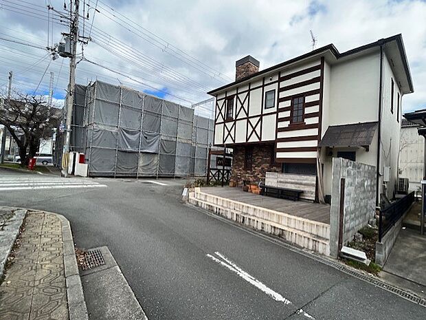 【前面道路含む現地写真】店舗前のスペースを工事することで、駐車スペースを確保することも可能です。