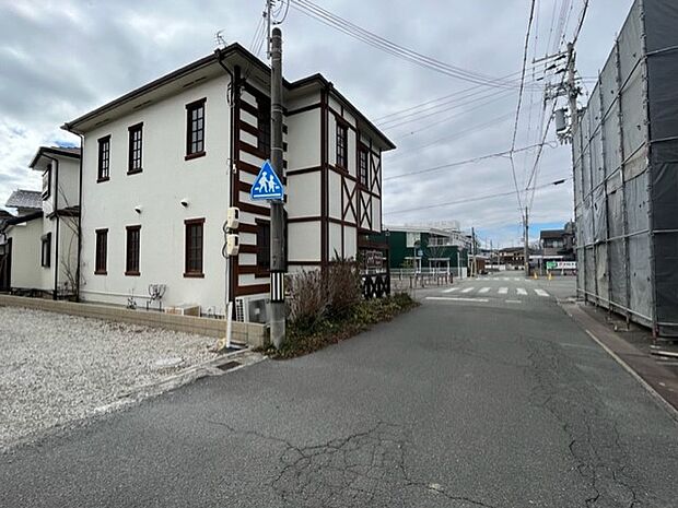 【前面道路含む現地写真】前面道路は北東側幅員約5.6m×北西側幅員約5m。開放感ある角地に位置しています。