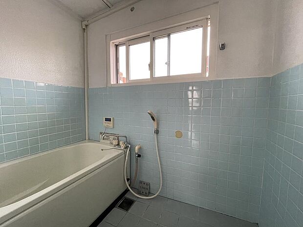 【浴室】こまめな換気に役立つ、小窓付きの浴室です。水色×ホワイトが爽やかな雰囲気を演出します。
