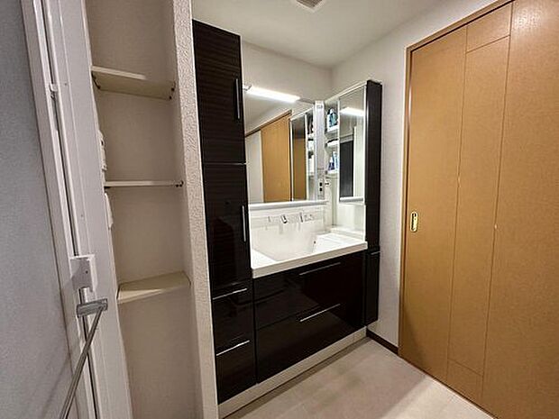 【洗面室】洗面鏡横やボウル下などに収納スペースが設けられています。洗面用具や日用品のストックなどの保管に便利です。リネン類をしまっておける棚も備えられています。