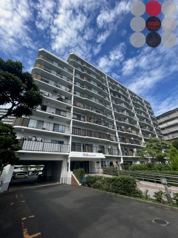 爽やかな白い外観の10階建て。梅島駅から徒歩6分の通勤通学に便利な好立地マンション♪
